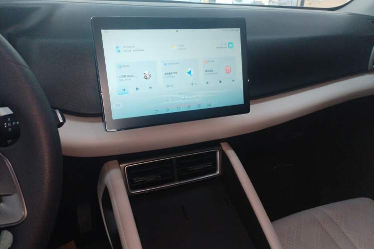 Used BYD Yuan UP 2025 Model 301KM Leading Version Audio And AC Panel