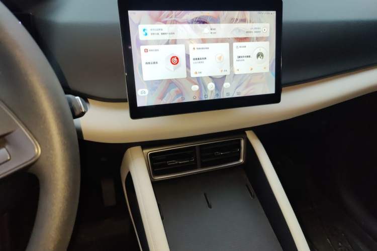 Used BYD Yuan UP 2025 Model 301KM Leading Version Audio And AC Panel
