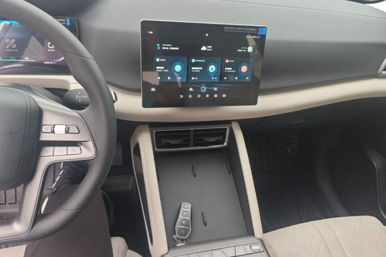 Used BYD Yuan UP 2025 Model 301KM Leading Version Audio And AC Panel