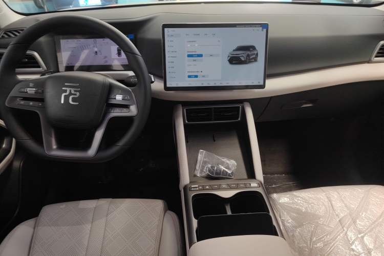 Used BYD Yuan UP 2025 Intelligent Driving Version 401 KM Dynamic Edition Audio And AC Panel