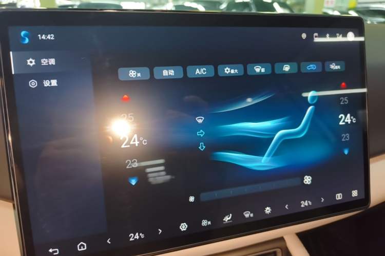 Used BYD Yuan UP 2025 Intelligent Driving Version 401 KM Dynamic Edition Audio And AC Panel
