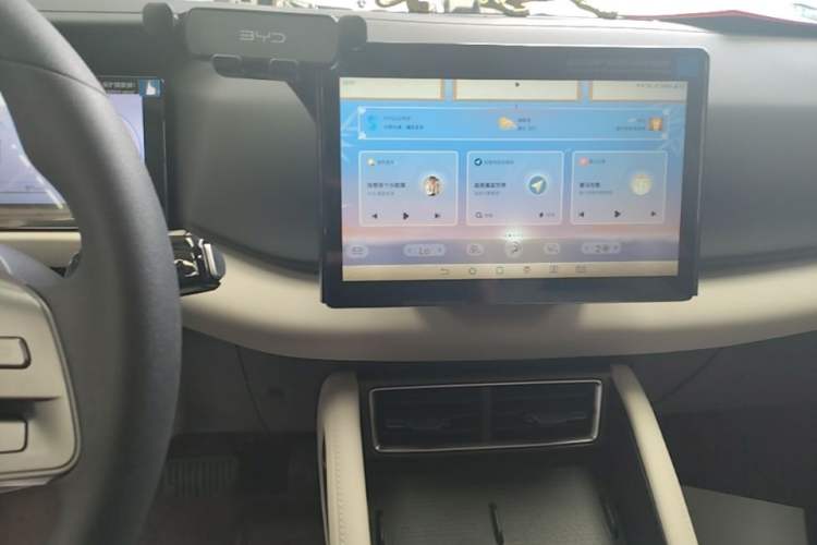 Used BYD Yuan UP 2025 Model 301KM Leading Version Audio And AC Panel