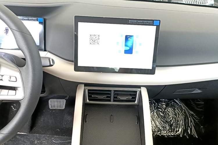 Used BYD Yuan UP 2025 Model 301KM Leading Version Audio And AC Panel