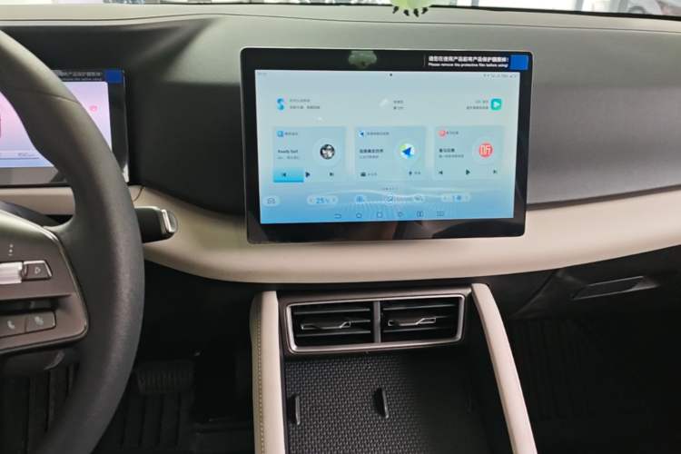 Used BYD Yuan UP 2025 Model 301KM Leading Version Audio And AC Panel