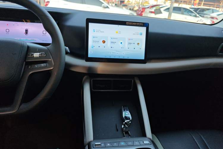 Used BYD Yuan UP 2025 Model 301KM Leading Version Audio And AC Panel