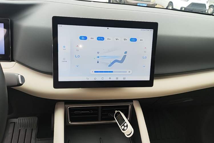 Used BYD Yuan UP 2025 Model 301KM Leading Version Audio And AC Panel