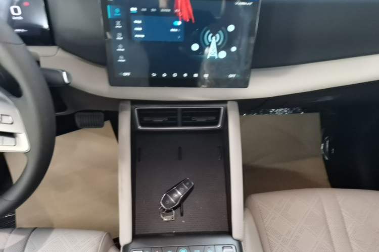 Used BYD Yuan UP 2025 Model 301KM Leading Version Audio And AC Panel