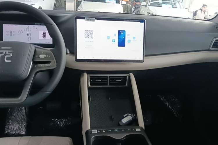 Used BYD Yuan UP 2025 Intelligent Driving Version 401 KM Dynamic Edition Audio And AC Panel