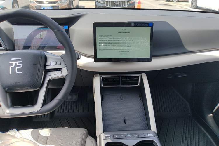 Used BYD Yuan UP 2025 Model 301KM Leading Version Audio And AC Panel