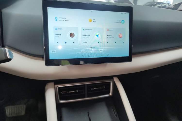 Used BYD Yuan UP 2025 Model 301KM Leading Version Audio And AC Panel