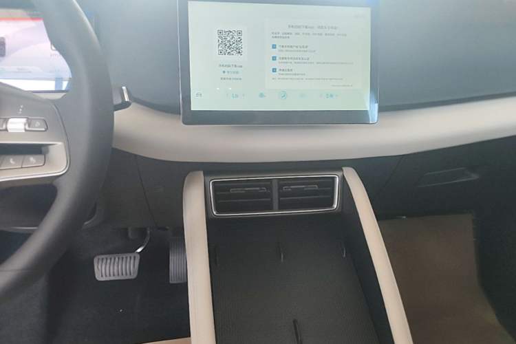 Used BYD Yuan UP 2025 Model 301KM Leading Version Audio And AC Panel