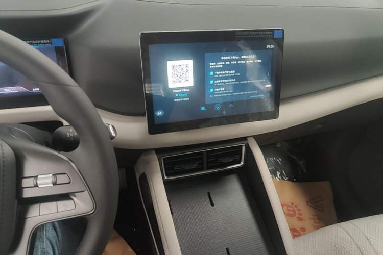 Used BYD Yuan UP 2025 Model 301KM Leading Version Audio And AC Panel