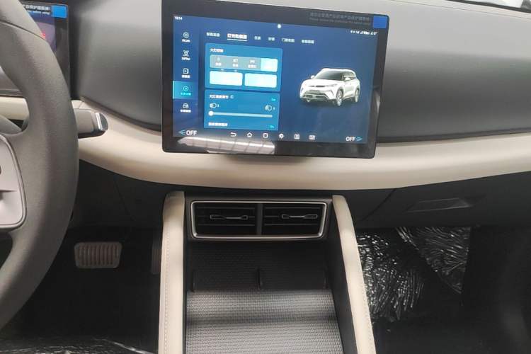 Used BYD Yuan UP 2025 Model 301KM Leading Version Audio And AC Panel