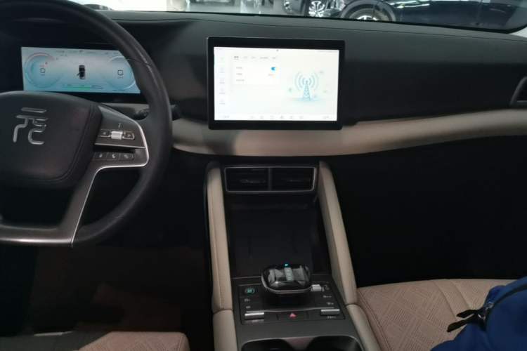 Used BYD Yuan UP 2025 Intelligent Driving Version 401 KM Dynamic Edition Audio And AC Panel