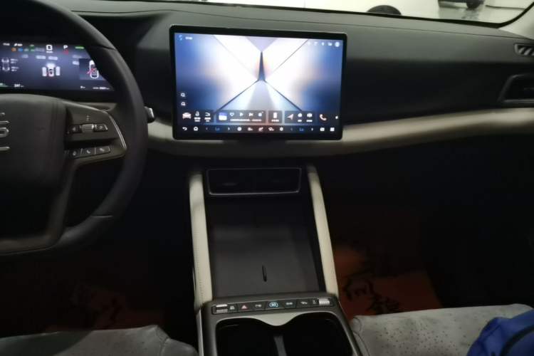 Used BYD Yuan UP 2025 Intelligent Driving Version 401 KM Dynamic Edition Audio And AC Panel