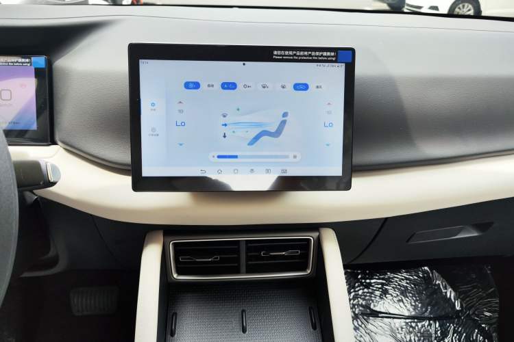 Used BYD Yuan UP 2025 Model 301KM Leading Version Audio And AC Panel