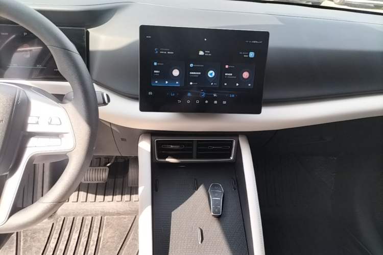 Used BYD Yuan UP 2025 Model 301KM Leading Version Audio And AC Panel
