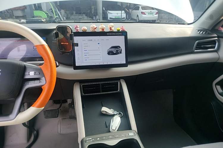 Used BYD Yuan UP 2025 Model 301KM Leading Version Audio And AC Panel