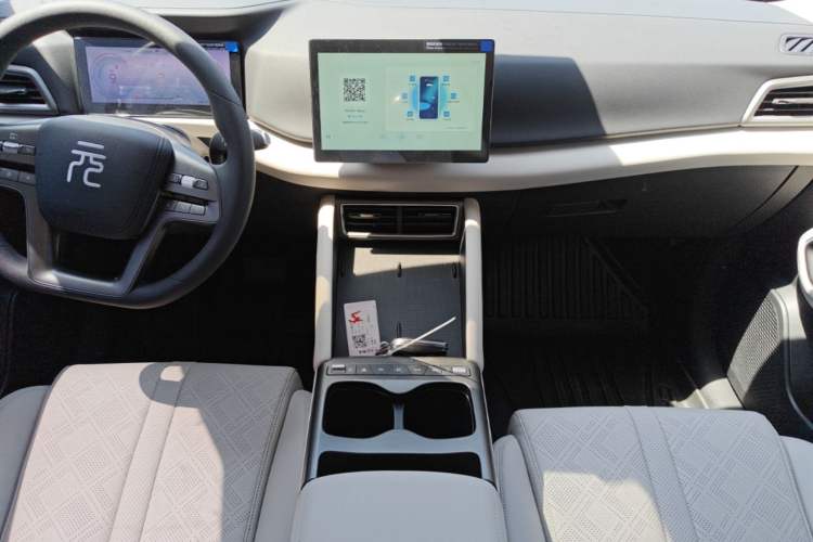 Used BYD Yuan UP 2025 Model 301KM Leading Version Audio And AC Panel