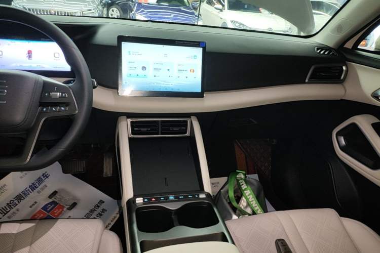 Used BYD Yuan UP 2025 Model 301KM Leading Version Audio And AC Panel