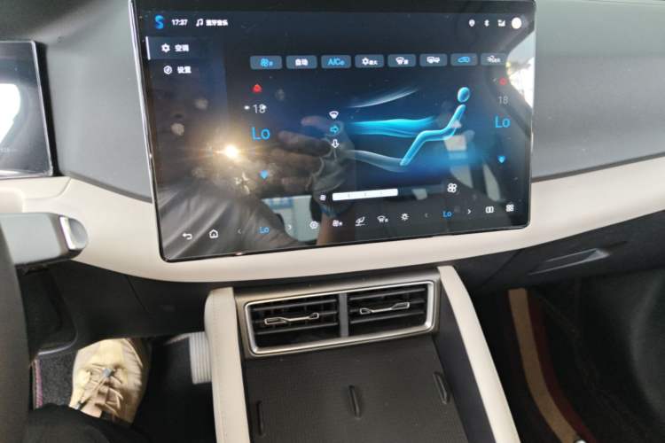 Used BYD Yuan UP 2025 Intelligent Driving Version 401 km Leading Edition Audio And AC Panel