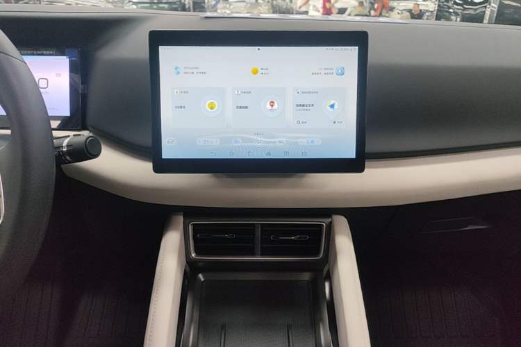 Used BYD Yuan UP 2025 Intelligent Driving Version 401 KM Dynamic Edition Audio And AC Panel