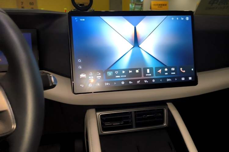 Used BYD Yuan UP 2025 Intelligent Driving Version 401 KM Dynamic Edition Audio And AC Panel