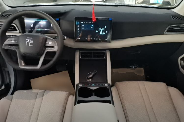 Used BYD Yuan UP 2025 Model 301KM Leading Version Center Console