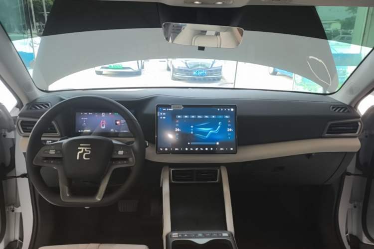 Used BYD Yuan UP 2025 Intelligent Driving Version 401 KM Dynamic Edition Center Console
