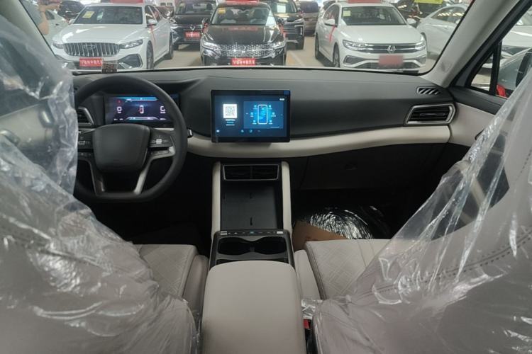 Used BYD Yuan UP 2025 Model 301KM Leading Version Center Console
