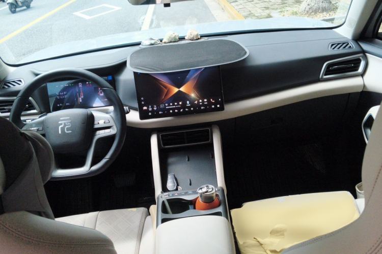 Used BYD Yuan UP 2025 Intelligent Driving Version 401 KM Dynamic Edition Center Console