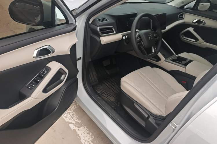 Used BYD Yuan UP 2025 Model 301KM Leading Version Driver Seat