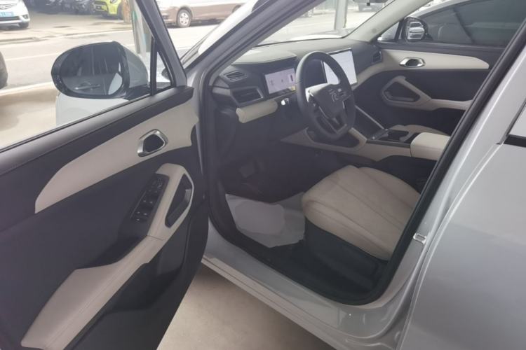 Used BYD Yuan UP 2025 Intelligent Driving Version 401 KM Dynamic Edition Driver Seat