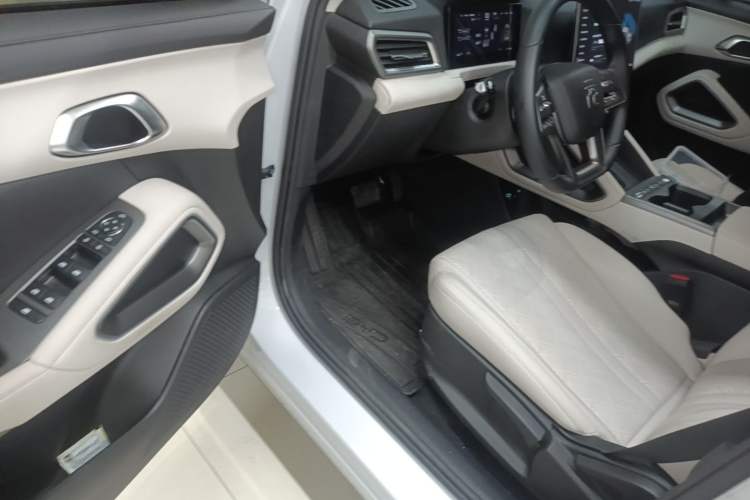 Used BYD Yuan UP 2025 Intelligent Driving Version 401 KM Dynamic Edition Driver Seat