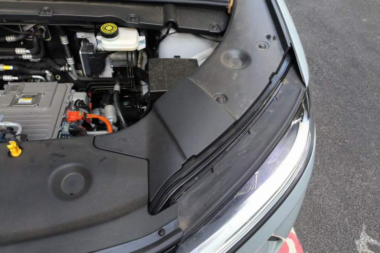 Used BYD Yuan UP 2025 Intelligent Driving Version 401 KM Dynamic Edition Engine Bay Left