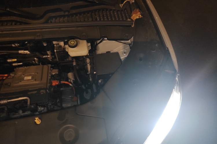 Used BYD Yuan UP 2025 Intelligent Driving Version 401 KM Dynamic Edition Engine Bay Left