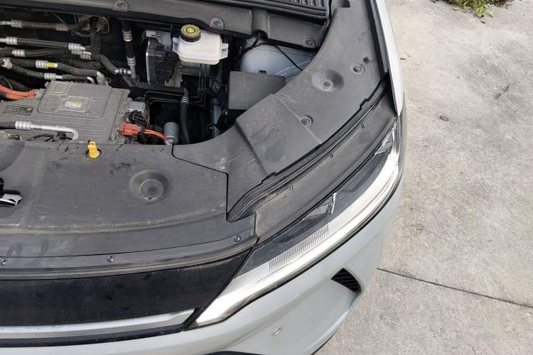 Used BYD Yuan UP 2025 Intelligent Driving Version 401 KM Dynamic Edition Engine Bay Left