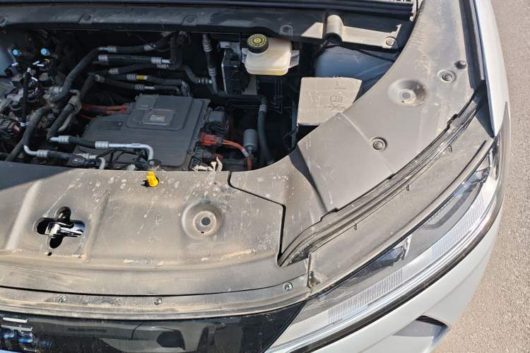 Used BYD Yuan UP 2025 Intelligent Driving Version 401 KM Dynamic Edition Engine Bay Left