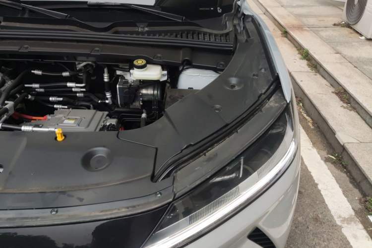 Used BYD Yuan UP 2025 Intelligent Driving Version 401 KM Dynamic Edition Engine Bay Left