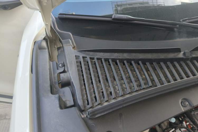 Used BYD Yuan UP 2025 Intelligent Driving Version 401 KM Dynamic Edition Engine Bay Right