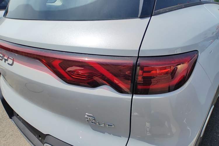 Used BYD Yuan UP 2025 Model 301KM Leading Version Exterior 3