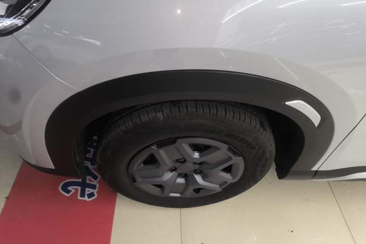 Used BYD Yuan UP 2025 Model 301KM Leading Version Exterior 4
