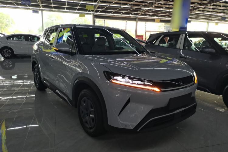 Used BYD Yuan UP 2025 Model 301KM Leading Version Front Right 45 Deg