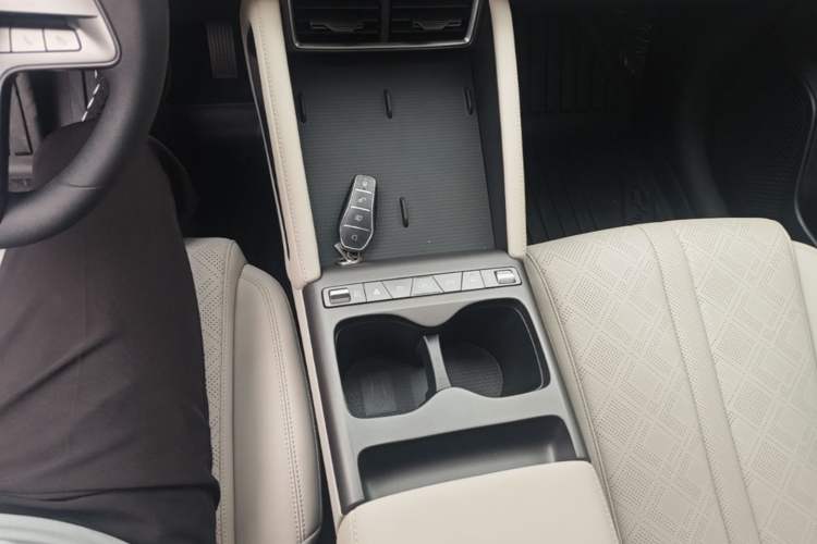 Used BYD Yuan UP 2025 Model 301KM Leading Version Gear Lever