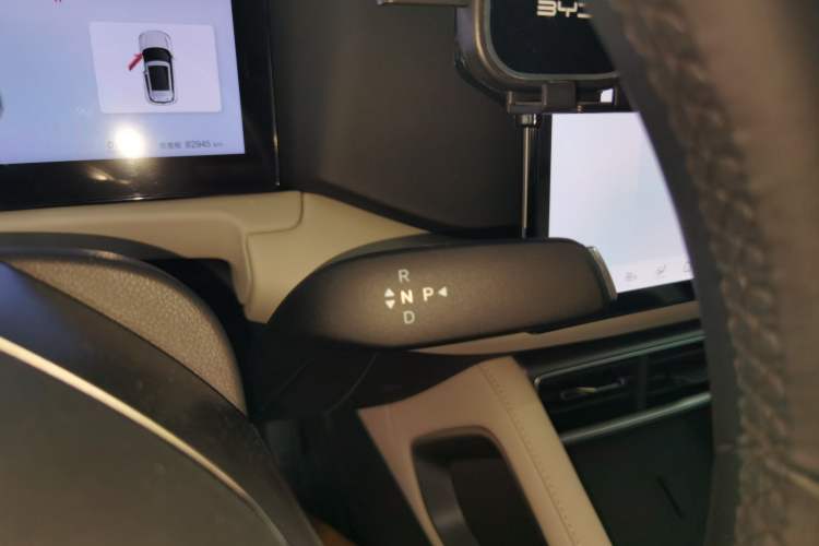Used BYD Yuan UP 2025 Intelligent Driving Version 401 KM Dynamic Edition Gear Lever