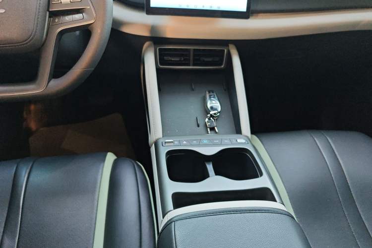 Used BYD Yuan UP 2025 Model 301KM Leading Version Gear Lever
