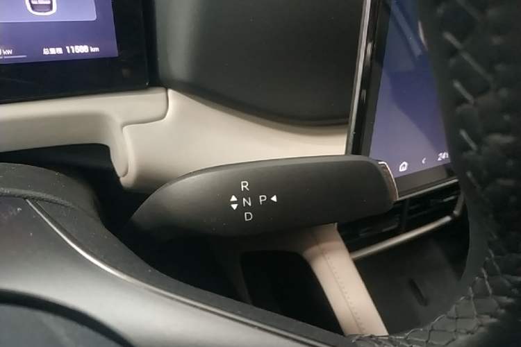 Used BYD Yuan UP 2025 Intelligent Driving Version 401 km Leading Edition Gear Lever