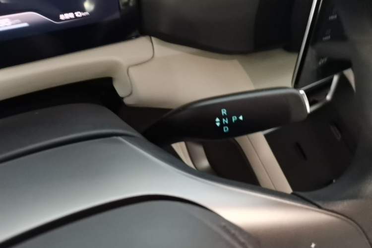 Used BYD Yuan UP 2025 Model 301KM Leading Version Gear Lever