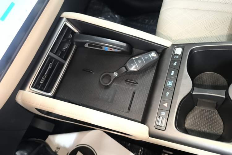 Used BYD Yuan UP 2025 Intelligent Driving Version 401 km Leading Edition Gear Lever