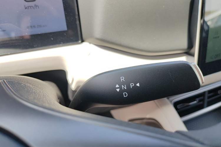Used BYD Yuan UP 2025 Model 301KM Leading Version Gear Lever